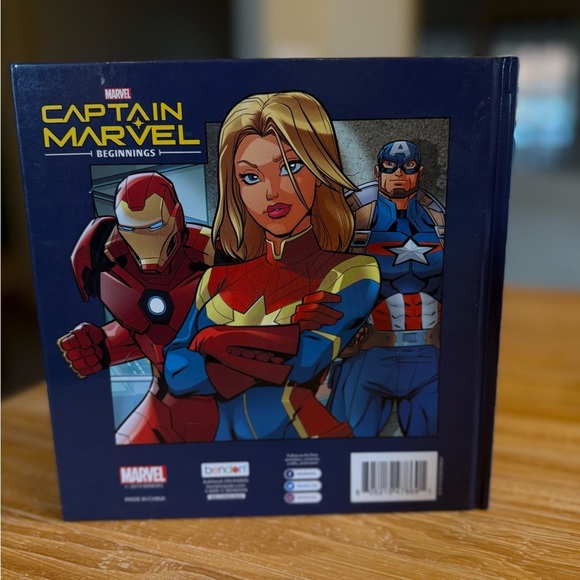 Marvel Captain Marvel Full Force Book - Blue and Red - Picture 3 of 4
